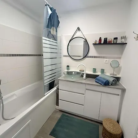 Apartment Spacieux 3 Pieces, Climatise Avec Parking A Saint-raphael - Fr-1-226a-202 *